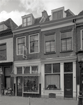 815356 Gezicht op de voorgevels van de panden Predikherenstraat 26 (de Utrechtse Kinder- en Jeugdboekhandel) en 28 te ...